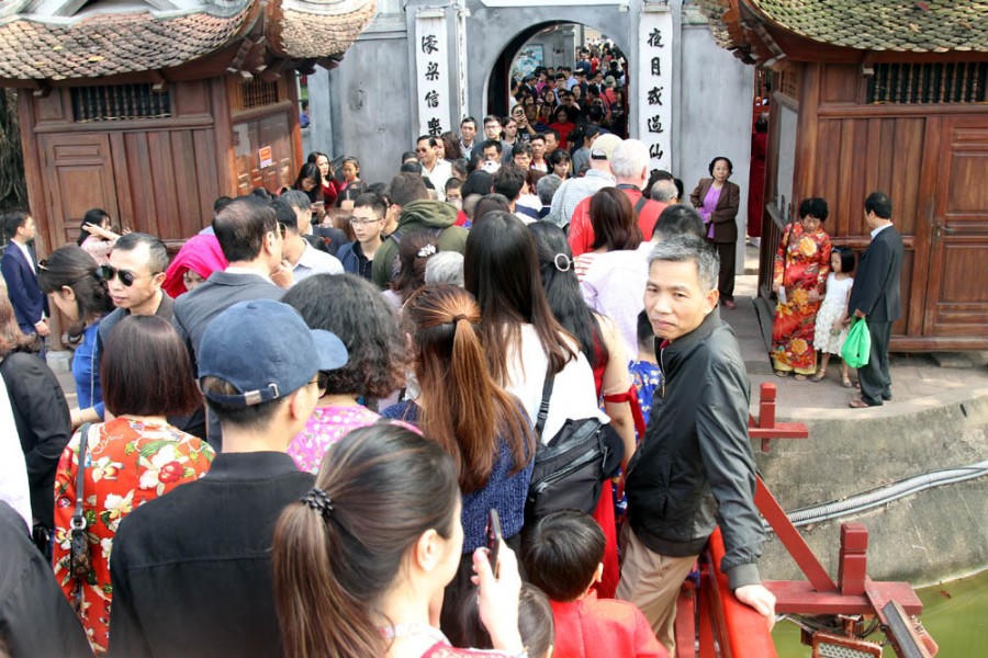 Tấp nập người đến chùa cầu bình an đầu Xuân 